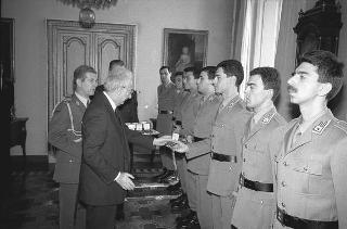 Incontro con una delegazione di allievi della Scuola sottufficiali della Guardia di Finanza, in servizio di Guardia d'Onore al Palazzo del Quirinale