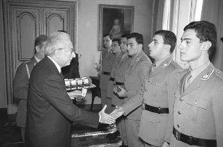 Incontro con una delegazione di allievi della Scuola sottufficiali della Guardia di Finanza, in servizio di Guardia d'Onore al Palazzo del Quirinale