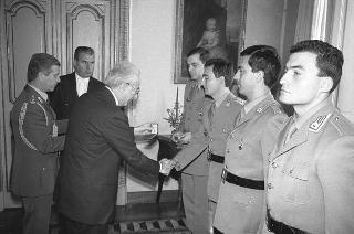 Incontro con una delegazione di allievi della Scuola sottufficiali della Guardia di Finanza, in servizio di Guardia d'Onore al Palazzo del Quirinale