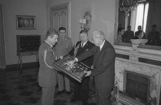 Incontro con una delegazione di allievi della Scuola sottufficiali della Guardia di Finanza, in servizio di Guardia d'Onore al Palazzo del Quirinale