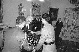 Incontro con una delegazione di allievi della Scuola sottufficiali della Guardia di Finanza, in servizio di Guardia d'Onore al Palazzo del Quirinale