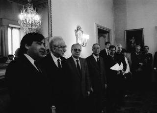 Il Presidente della Repubblica Francesco Cossiga riceve in udienza Leoluca Orlando, sindaco di Palermo, con una delegazione di promotori dell'iniziativa &quot;Treno della pace&quot;