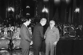 Incontro del Presidente della Repubblica Francesco Cossiga con Franco Carraro, ministro del turismo e dello spettacolo, con Gian Luigi Rondi, presidente dell'Ente David di Donatello, la giuria e i vincitori del Premio David di Donatello per il 1988