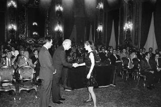Incontro del Presidente della Repubblica Francesco Cossiga con Franco Carraro, ministro del turismo e dello spettacolo, con Gian Luigi Rondi, presidente dell'Ente David di Donatello, la giuria e i vincitori del Premio David di Donatello per il 1988