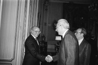 Incontro del Presidente della Repubblica Francesco Cossiga con Luigi Anderlini, presidente del Premio giornalistico &quot;Colombe per la Pace&quot;, con giuria e vincitori del Premio per il 1988