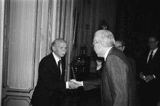 Incontro del Presidente della Repubblica Francesco Cossiga con Luigi Anderlini, presidente del Premio giornalistico &quot;Colombe per la Pace&quot;, con giuria e vincitori del Premio per il 1988