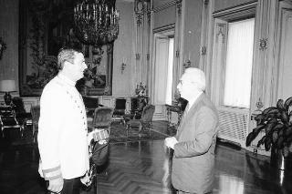Il Presidente della Repubblica Francesco Cossiga saluta il Maresciallo Aronne Gervasi