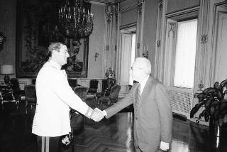 Il Presidente della Repubblica Francesco Cossiga saluta il Maresciallo Aronne Gervasi