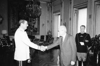Il Presidente della Repubblica Francesco Cossiga saluta il Maresciallo Aronne Gervasi