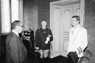 Il Presidente della Repubblica Francesco Cossiga saluta il Maresciallo Aronne Gervasi