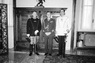 Il Presidente della Repubblica Francesco Cossiga saluta il Maresciallo Aronne Gervasi