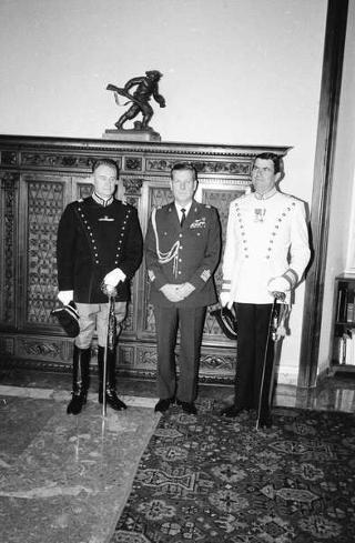Il Presidente della Repubblica Francesco Cossiga saluta il Maresciallo Aronne Gervasi