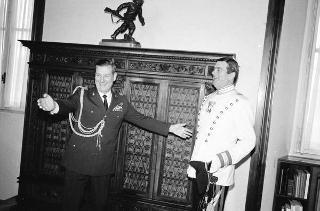 Il Presidente della Repubblica Francesco Cossiga saluta il Maresciallo Aronne Gervasi