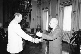 Il Presidente della Repubblica Francesco Cossiga saluta il Maresciallo Aronne Gervasi