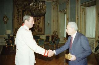 Il Presidente della Repubblica Francesco Cossiga saluta il Maresciallo Aronne Gervasi