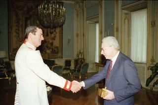 Il Presidente della Repubblica Francesco Cossiga saluta il Maresciallo Aronne Gervasi