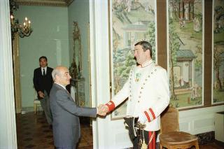 Il Presidente della Repubblica Francesco Cossiga saluta il Maresciallo Aronne Gervasi