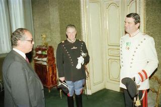 Il Presidente della Repubblica Francesco Cossiga saluta il Maresciallo Aronne Gervasi