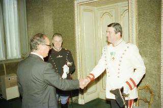 Il Presidente della Repubblica Francesco Cossiga saluta il Maresciallo Aronne Gervasi