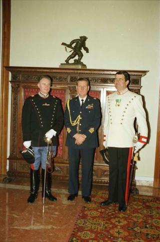 Il Presidente della Repubblica Francesco Cossiga saluta il Maresciallo Aronne Gervasi