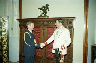 Il Presidente della Repubblica Francesco Cossiga saluta il Maresciallo Aronne Gervasi