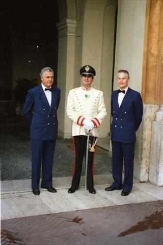 Il Presidente della Repubblica Francesco Cossiga saluta il Maresciallo Aronne Gervasi
