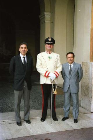 Il Presidente della Repubblica Francesco Cossiga saluta il Maresciallo Aronne Gervasi