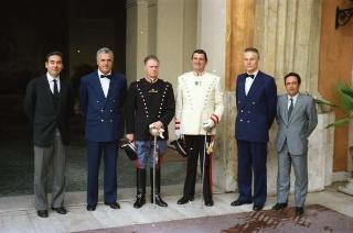 Il Presidente della Repubblica Francesco Cossiga saluta il Maresciallo Aronne Gervasi