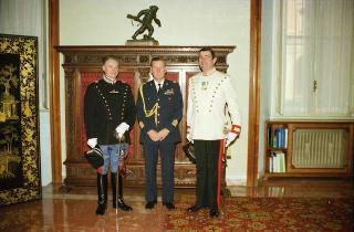 Il Presidente della Repubblica Francesco Cossiga saluta il Maresciallo Aronne Gervasi