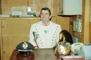 Il Presidente della Repubblica Francesco Cossiga saluta il Maresciallo Aronne Gervasi
