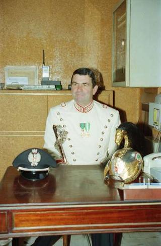 Il Presidente della Repubblica Francesco Cossiga saluta il Maresciallo Aronne Gervasi