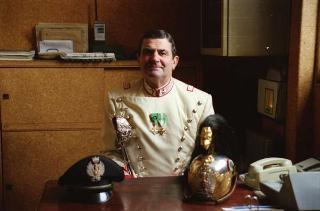 Il Presidente della Repubblica Francesco Cossiga saluta il Maresciallo Aronne Gervasi