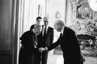 Il Presidente della Repubblica Francesco Cossiga riceve in udienza Mons. Antonio Rosario Mennona, autore del libro "I dialetti gallitalici della Lucania",  per presentare l'opera, accompagnato da Giorgio De Giuseppe, vice presidente del Senato
