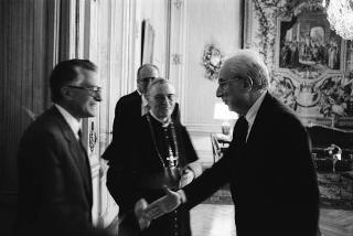 Il Presidente della Repubblica Francesco Cossiga riceve in udienza Mons. Antonio Rosario Mennona, autore del libro "I dialetti gallitalici della Lucania",  per presentare l'opera, accompagnato da Giorgio De Giuseppe, vice presidente del Senato
