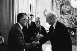 Il Presidente della Repubblica Francesco Cossiga riceve in udienza Mons. Antonio Rosario Mennona, autore del libro "I dialetti gallitalici della Lucania",  per presentare l'opera, accompagnato da Giorgio De Giuseppe, vice presidente del Senato