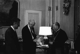 Il Presidente della Repubblica Francesco Cossiga riceve in udienza Mons. Antonio Rosario Mennona, autore del libro "I dialetti gallitalici della Lucania",  per presentare l'opera, accompagnato da Giorgio De Giuseppe, vice presidente del Senato