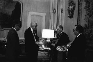Il Presidente della Repubblica Francesco Cossiga riceve in udienza Mons. Antonio Rosario Mennona, autore del libro "I dialetti gallitalici della Lucania",  per presentare l'opera, accompagnato da Giorgio De Giuseppe, vice presidente del Senato