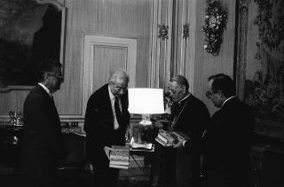 Il Presidente della Repubblica Francesco Cossiga riceve in udienza Mons. Antonio Rosario Mennona, autore del libro "I dialetti gallitalici della Lucania",  per presentare l'opera, accompagnato da Giorgio De Giuseppe, vice presidente del Senato