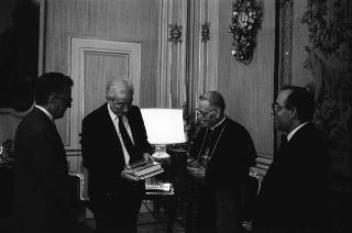 Il Presidente della Repubblica Francesco Cossiga riceve in udienza Mons. Antonio Rosario Mennona, autore del libro "I dialetti gallitalici della Lucania",  per presentare l'opera, accompagnato da Giorgio De Giuseppe, vice presidente del Senato