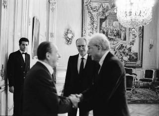 Il Presidente della Repubblica Francesco Cossiga riceve la visita di Guido Lucatello, presidente dell'Associazione italiana di scienze politiche, con gli esponenti del sodalizio, per donare i due volumi della collana "Civiltà della Serenissima"