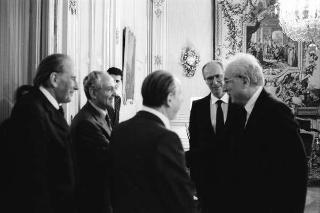 Il Presidente della Repubblica Francesco Cossiga riceve la visita di Guido Lucatello, presidente dell'Associazione italiana di scienze politiche, con gli esponenti del sodalizio, per donare i due volumi della collana "Civiltà della Serenissima"