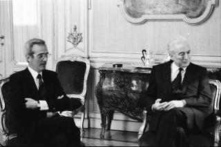 Il Presidente della Repubblica Francesco Cossiga riceve la visita di Guido Lucatello, presidente dell'Associazione italiana di scienze politiche, con gli esponenti del sodalizio, per donare i due volumi della collana "Civiltà della Serenissima"