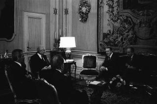 Il Presidente della Repubblica Francesco Cossiga riceve la visita di Guido Lucatello, presidente dell'Associazione italiana di scienze politiche, con gli esponenti del sodalizio, per donare i due volumi della collana "Civiltà della Serenissima"