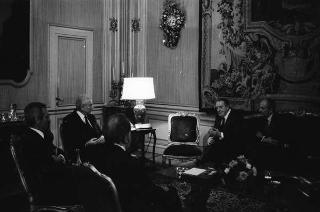 Il Presidente della Repubblica Francesco Cossiga riceve la visita di Guido Lucatello, presidente dell'Associazione italiana di scienze politiche, con gli esponenti del sodalizio, per donare i due volumi della collana "Civiltà della Serenissima"