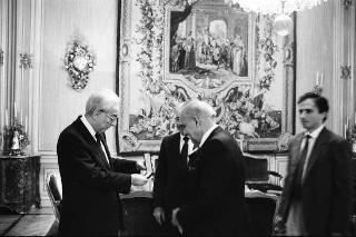 Il Presidente della Repubblica Francesco Cossiga riceve in udienza Ugo Vetere, ex sindaco di Roma, con il figlio Guido Vetere e Alessandro Voci, prefetto di Roma, per ricevere una medaglia d'argento al valor civile