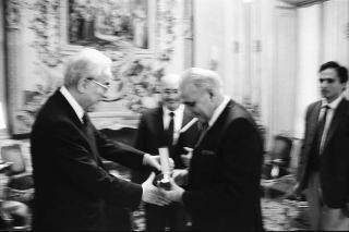 Il Presidente della Repubblica Francesco Cossiga riceve in udienza Ugo Vetere, ex sindaco di Roma, con il figlio Guido Vetere e Alessandro Voci, prefetto di Roma, per ricevere una medaglia d'argento al valor civile