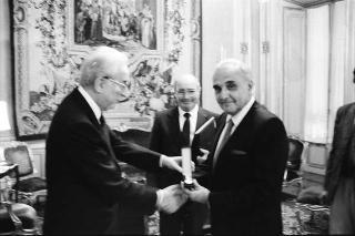 Il Presidente della Repubblica Francesco Cossiga riceve in udienza Ugo Vetere, ex sindaco di Roma, con il figlio Guido Vetere e Alessandro Voci, prefetto di Roma, per ricevere una medaglia d'argento al valor civile