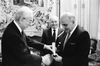 Il Presidente della Repubblica Francesco Cossiga riceve in udienza Ugo Vetere, ex sindaco di Roma, con il figlio Guido Vetere e Alessandro Voci, prefetto di Roma, per ricevere una medaglia d'argento al valor civile