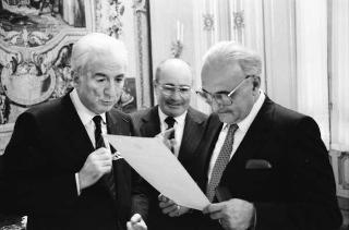 Il Presidente della Repubblica Francesco Cossiga riceve in udienza Ugo Vetere, ex sindaco di Roma, con il figlio Guido Vetere e Alessandro Voci, prefetto di Roma, per ricevere una medaglia d'argento al valor civile