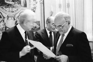 Il Presidente della Repubblica Francesco Cossiga riceve in udienza Ugo Vetere, ex sindaco di Roma, con il figlio Guido Vetere e Alessandro Voci, prefetto di Roma, per ricevere una medaglia d'argento al valor civile